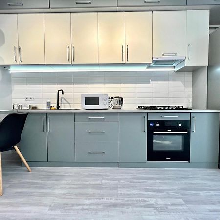 Apartpoltava: Elite New Build with Tropical Shower and Park View Exterior photo