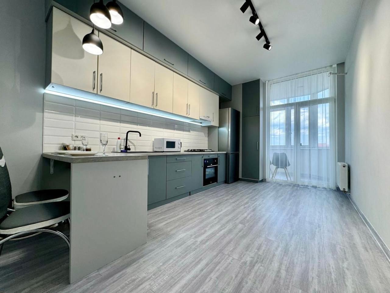 Apartpoltava: Elite New Build with Tropical Shower and Park View Exterior photo